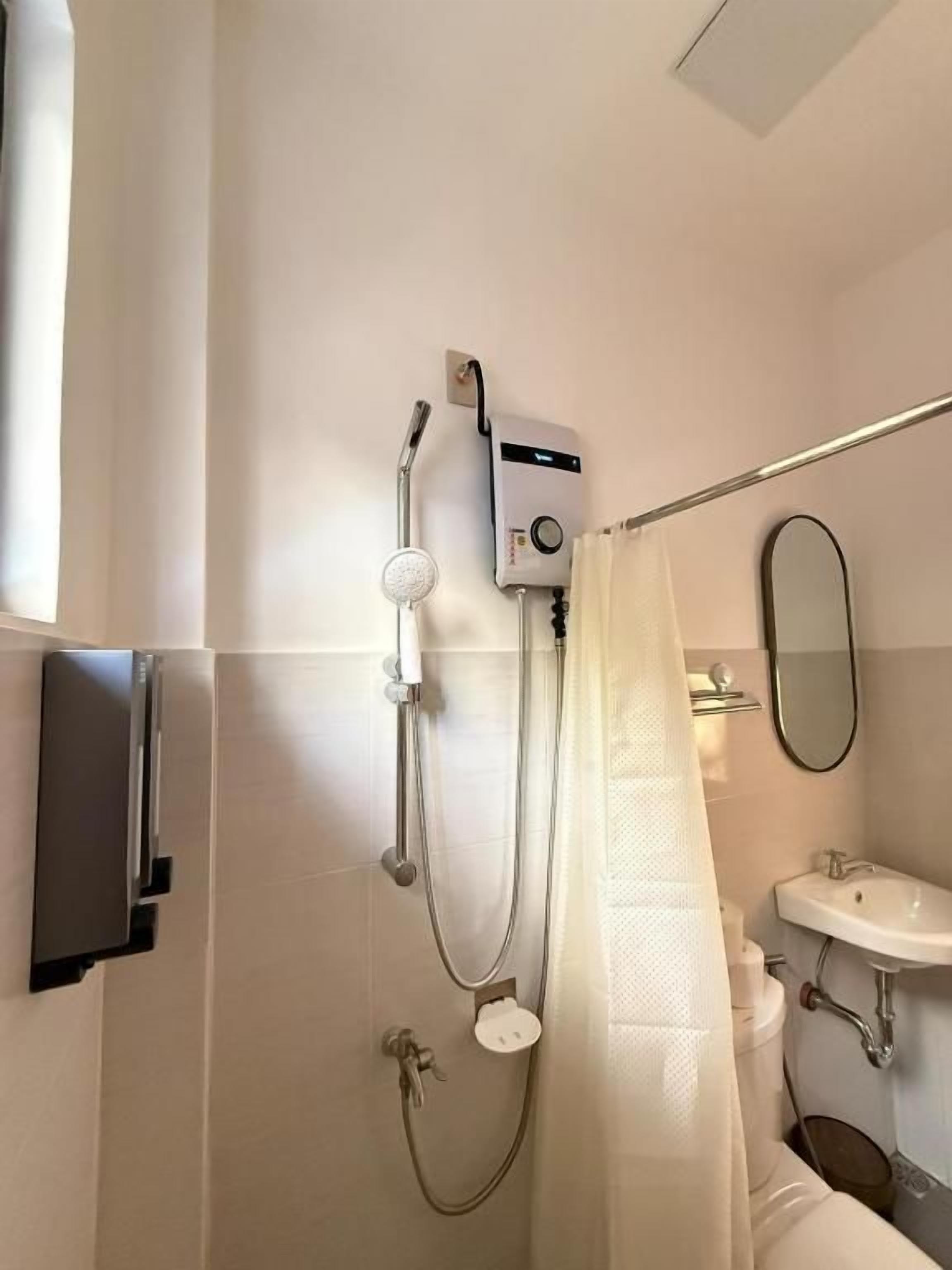 Deluxe Apartment, 2 Bedrooms, Air conditioning | Bathroom | Soap, shampoo, toilet paper