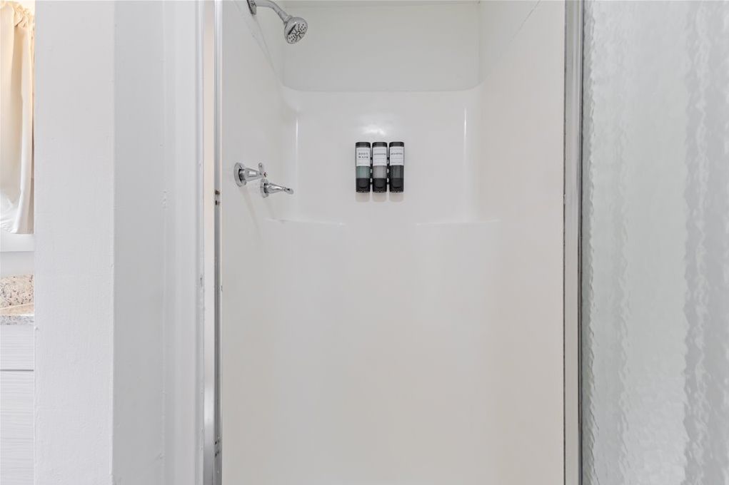 Ein Badezimmer mit Dusche, Toilette und Waschbecken.