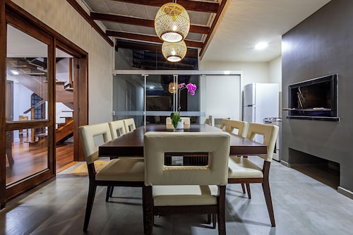Charming 3-bedroom home near Curitiba’s top parks, with AC/heating & office