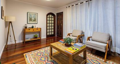 Charming 3-bedroom home near Curitiba’s top parks, with AC/heating & office