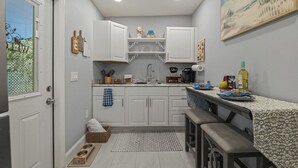 Private kitchen - Private Tropical Studio Pool, Patio & Full Kitchen. (Pinellas Park)