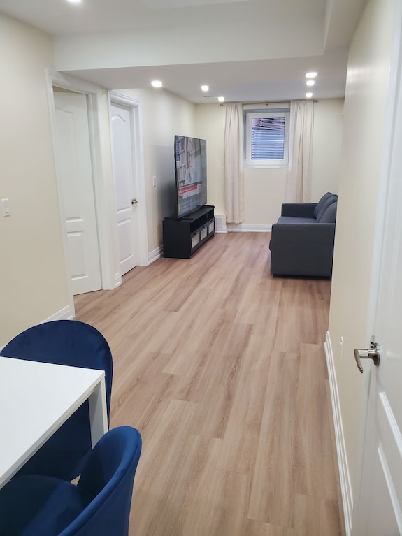 Spacious And Modern 2-bedroom Basement Suite In Milton - Burlington