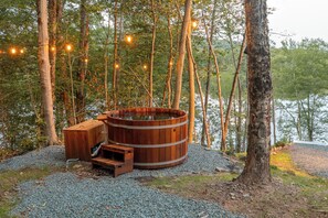 Bañera de hidromasaje al aire libre