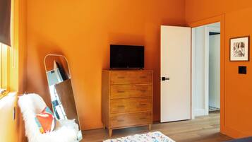 Desk, iron/ironing board, WiFi (free), bed sheets