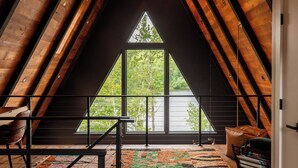 Interior - Ripple View - Hot tub, Game Room, Fire Pit (Swan Lake)