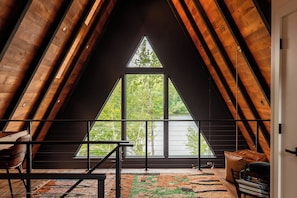 Interior - Ripple View - Hot tub, Game Room, Fire Pit (Swan Lake)