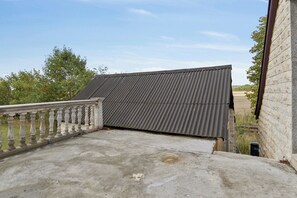 A concrete staircase leading to a metal-roofed structure with a stone wall on the right. - Lovely holiday home near Asnæs, Zealand (Asnæs)