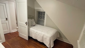 Room - Quaint 2-bedroom Cottage Walking Distance to the Beach (Yarmouth)