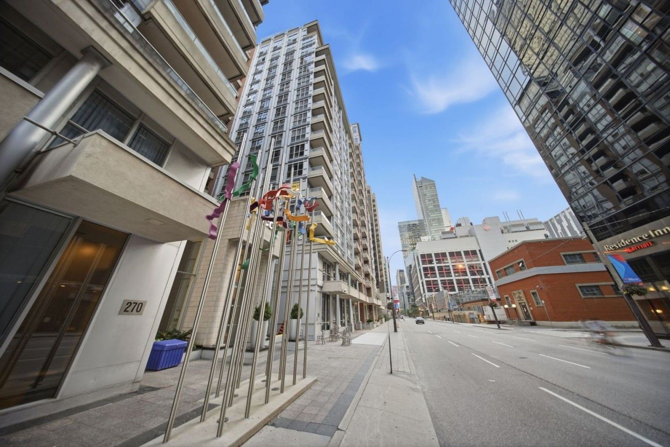 Un edificio de varios pisos con un estilo arquitectónico moderno, que destaca por su amplia fachada de vidrio y techo plano.