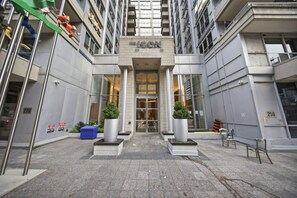 Un edificio moderno con una entrada destacada, número 270, y un letrero que dice 'ICON'.