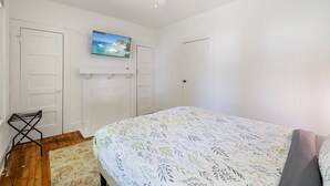 Room - Homey Burlington Getaway: Hosts up to 8 Guests (Burlington)