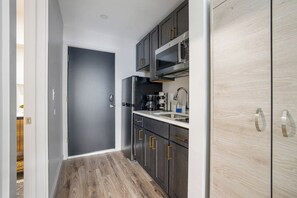Private kitchen - The Columbus Hotel - The Courtyard Suite - 89-303 (Middletown)
