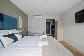 Room - The Columbus Hotel - The Courtyard Suite - 89-303 (Middletown)