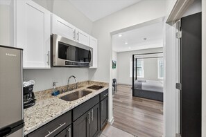 Private kitchen - The Columbus Hotel - Four-Poster Suite - 52-203 (Middletown)