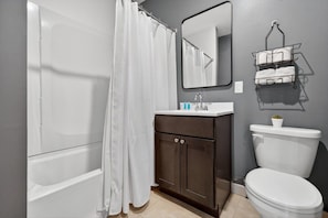 Bathroom - The Columbus Hotel - Four-Poster Suite - 52-203 (Middletown)