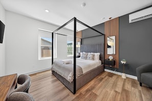 Room - The Columbus Hotel - Four-Poster Suite - 52-203 (Middletown)