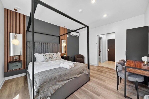 Room - The Columbus Hotel - Four-Poster Suite - 52-203 (Middletown)