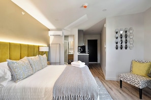 Room - The Columbus Hotel - The Scholar Suite - 89-307 (Middletown)