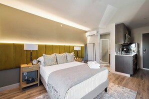 Room - The Columbus Hotel - The Scholar Suite - 89-307 (Middletown)