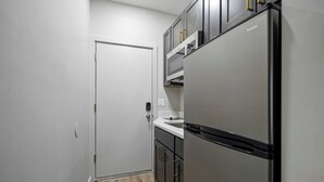 Cafetera/tetera, refrigerador, microondas, placa de cocina