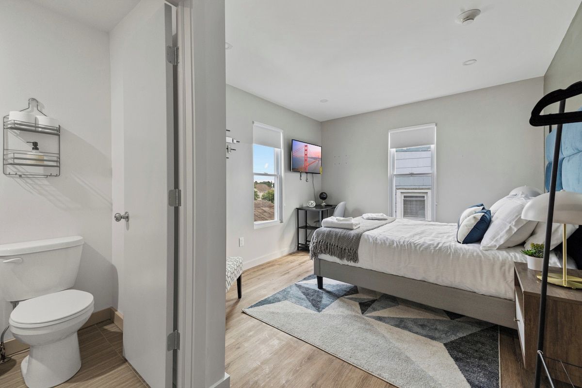 Iron/ironing board, travel crib, WiFi, bed sheets