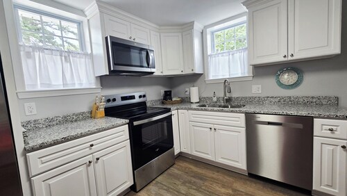 Cozy 2-Bedroom cottage near charming downtown Hampton and Buckroe Beach