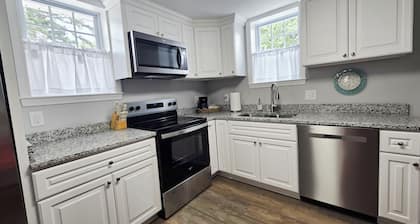 Cozy 2-Bedroom cottage near charming downtown Hampton and Buckroe Beach