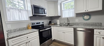 Cozy 2-Bedroom cottage near charming downtown Hampton and Buckroe Beach