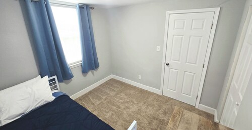 Cozy 2-Bedroom cottage near charming downtown Hampton and Buckroe Beach