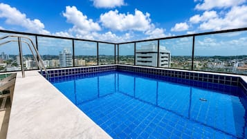 Piscina no terraço com vista clara da paisagem urbana.