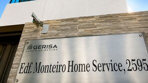 A tall building with a sign indicating 'Gerisa Empreendimentos' and 'Edf. Monteiro Home Service, 2595'. - Premium Apartment in Olinda | Swimming Pool, Gym, and Panoramic Ocean Views (Recife)