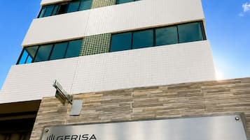 Um prédio alto com uma placa indicando 'Gerisa Empreendimentos' e 'Edifício Monteiro Home Service, 2595'.