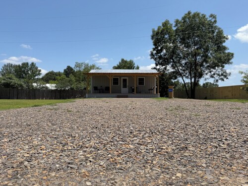 Cozy 1-bedroom cabin in serene Delight with AC