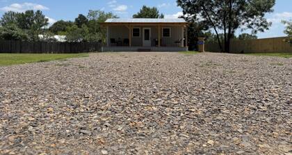 Cozy 1-bedroom cabin in serene Delight with AC