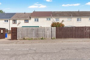 A row of terraced houses with a wooden fence in the foreground. - Easy Edinburgh Access, Parking,Near Rosslyn Chapel (Midlothian)