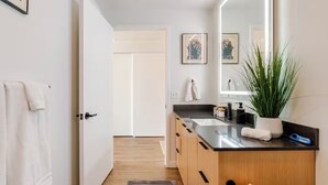 Bathroom - Waterfront View 1bdrm Downtown, Free Parking, Next to Pier, Pike Place and Lumen (Seattle)