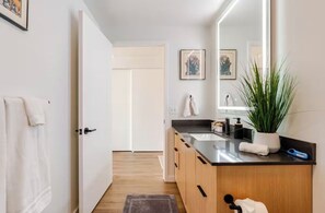 Bathroom - Waterfront View 1bdrm Downtown, Free Parking, Next to Pier, Pike Place and Lumen (Seattle)