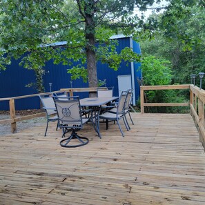 Outdoor dining - Welcoming 2-bedroom mobile home with AC in cozy Eucha (Eucha)