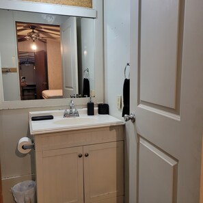 Bathroom - Welcoming 2-bedroom mobile home with AC in cozy Eucha (Eucha)
