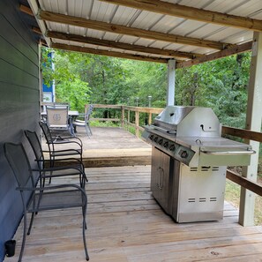 Outdoor dining - Welcoming 2-bedroom mobile home with AC in cozy Eucha (Eucha)
