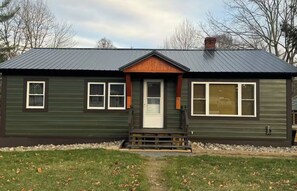 Unclassified image, 4 of 9, button - The Woodsman Hideaway a
peaceful 3-bedroom house in East Millinocket (East Millinocket)