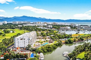 Ein Resort mit Schwimmbad, einer Marina und einem Golfplatz.