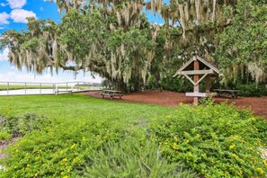 A park with a picnic area, benches, and a wooden structure. - Omni Amelia Island 2BR Lagoon Villa | Walk to Beach | Sleeps 4 (Fernandina Beach)