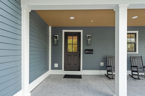 Unclassified image, 1 of 19, button - Covered porch, patio, 2 blocks to Broadway (Saratoga Springs)