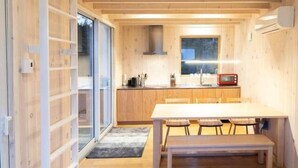 Un intérieur moderne avec un plancher en bois, une table à manger et un banc.