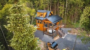 A cabin with a deck, surrounded by trees. - MAO / Micro-Chalet / Private Thermal Experience near Quebec (Capitale-Nationale)