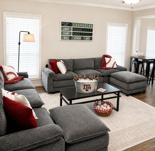  THE ULTIMATE SPORTS TEAM GETAWAY! 5 Bed 5 Bath -Sleeps 20+Near Legends/ TAMU