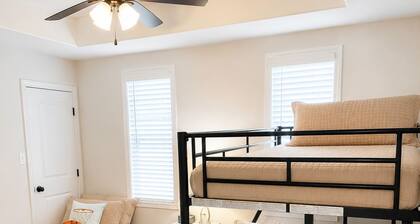 THE ULTIMATE SPORTS TEAM GETAWAY! 5 Bed 5 Bath -Sleeps 20+Near Legends/ TAMU