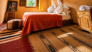A room with a bed, a window, a painting, a mosquito net, and a wooden cabinet. - Riad Kasbah des Roches (Drâa-Tafilalet)