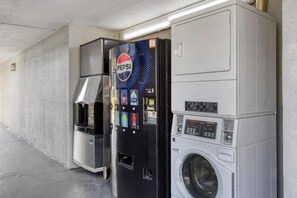 A vending machine and a washing machine in a public area. - Quality Inn - Cairo (Cairo)